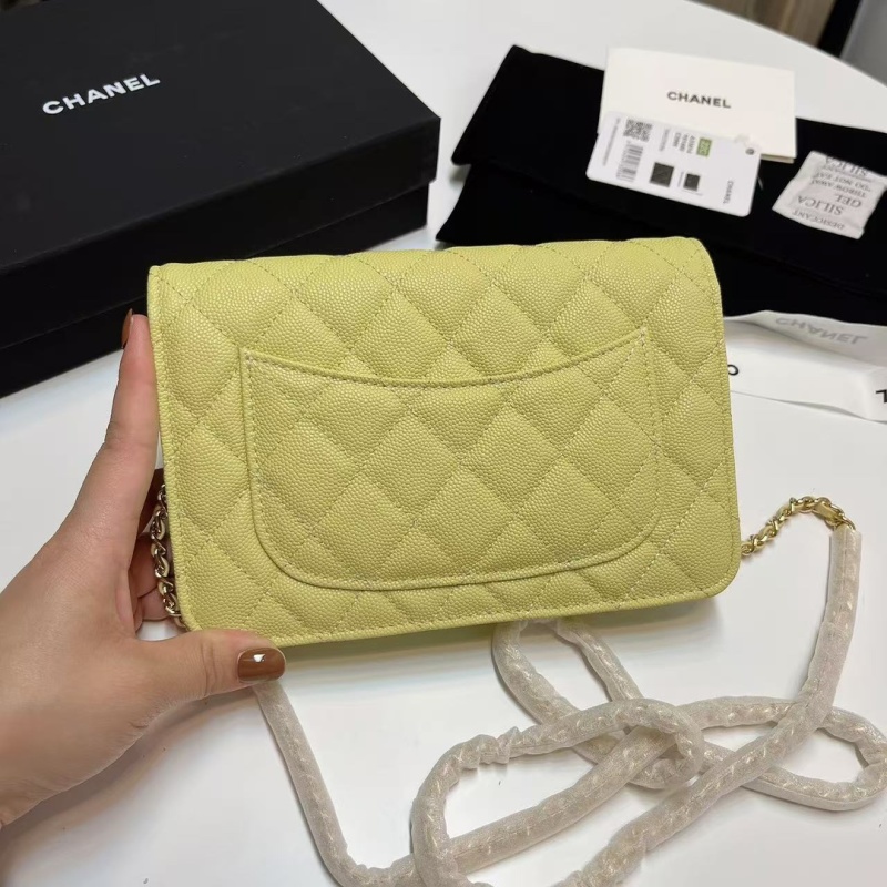 Желтая женская сумка Chanel с золотой фурнитурой