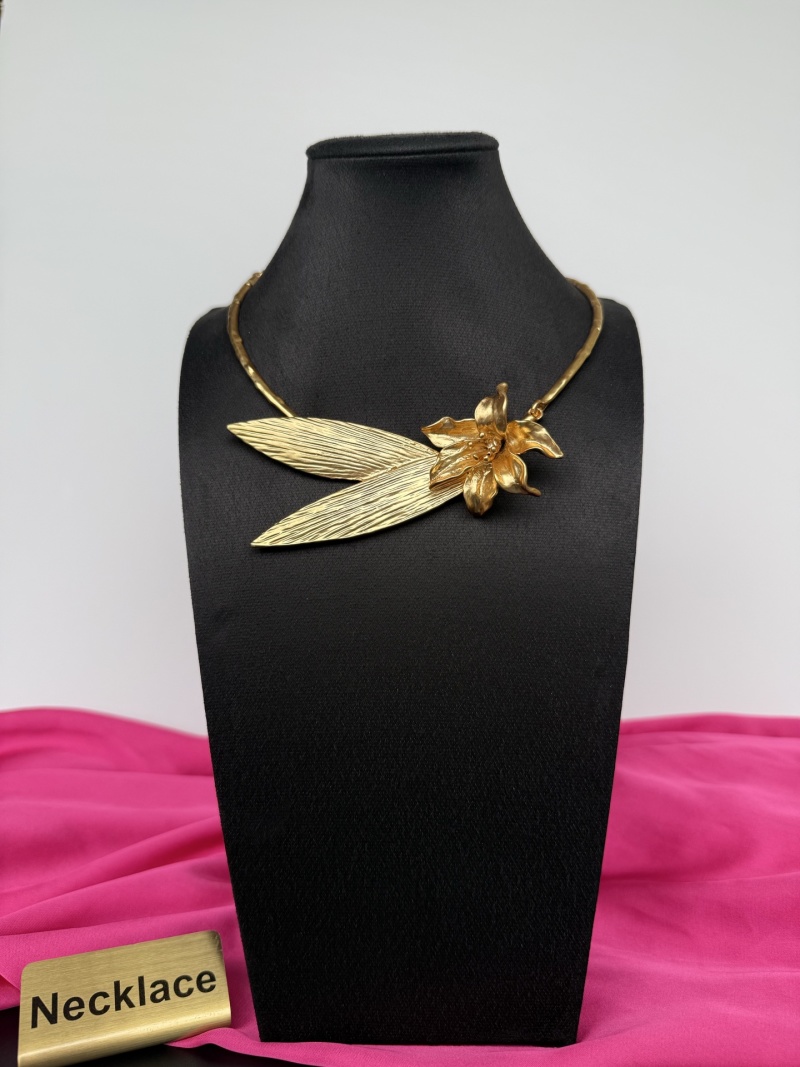 Золотистое колье с цветком Schiaparelli