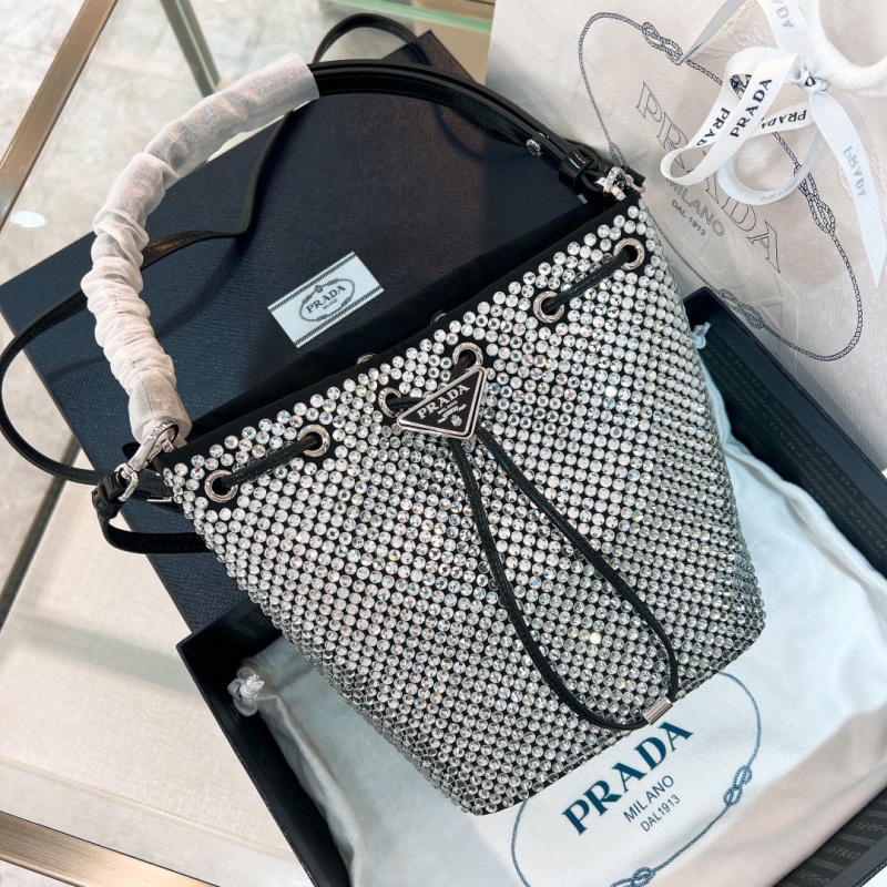 Черная сумка с кристаллами Prada