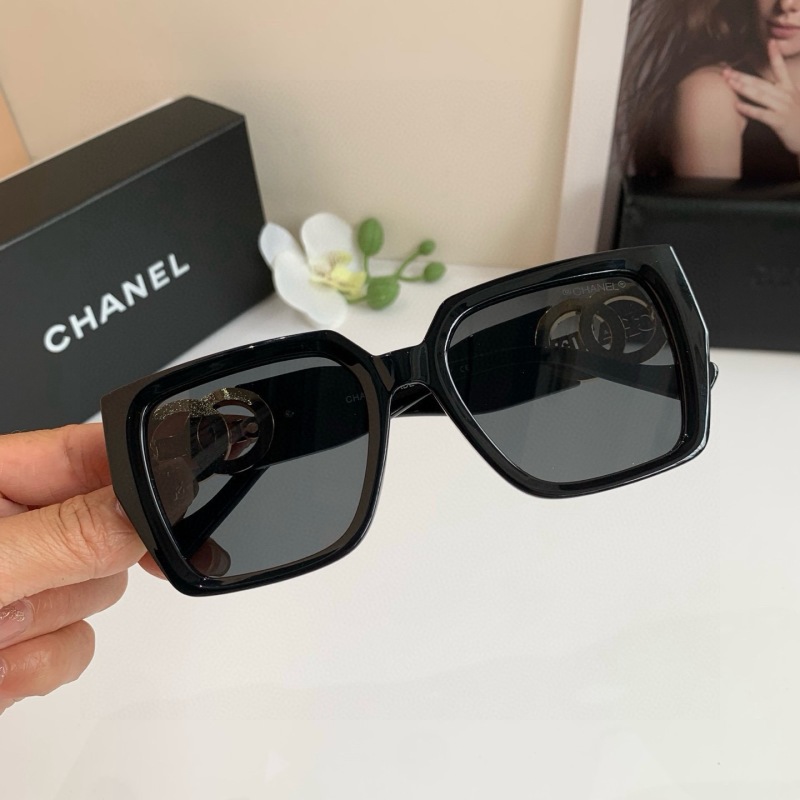 Солнечные очки Chanel черные квадратные