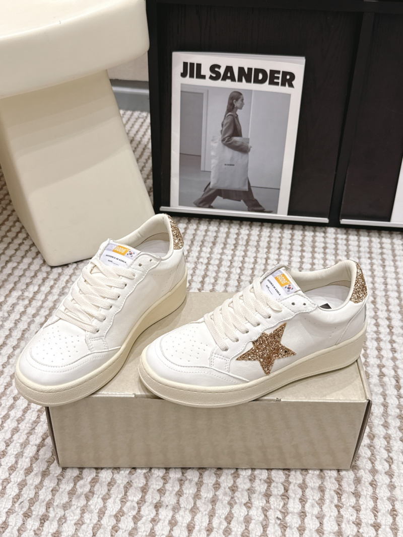 Женские кроссовки с золотыми акцентами Golden Goose