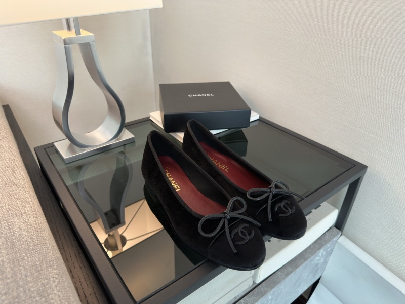 Балетки Chanel с лентой и эмблемой