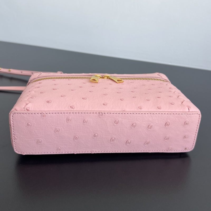 Косметичка из страусиной кожи розовая Bottega Veneta