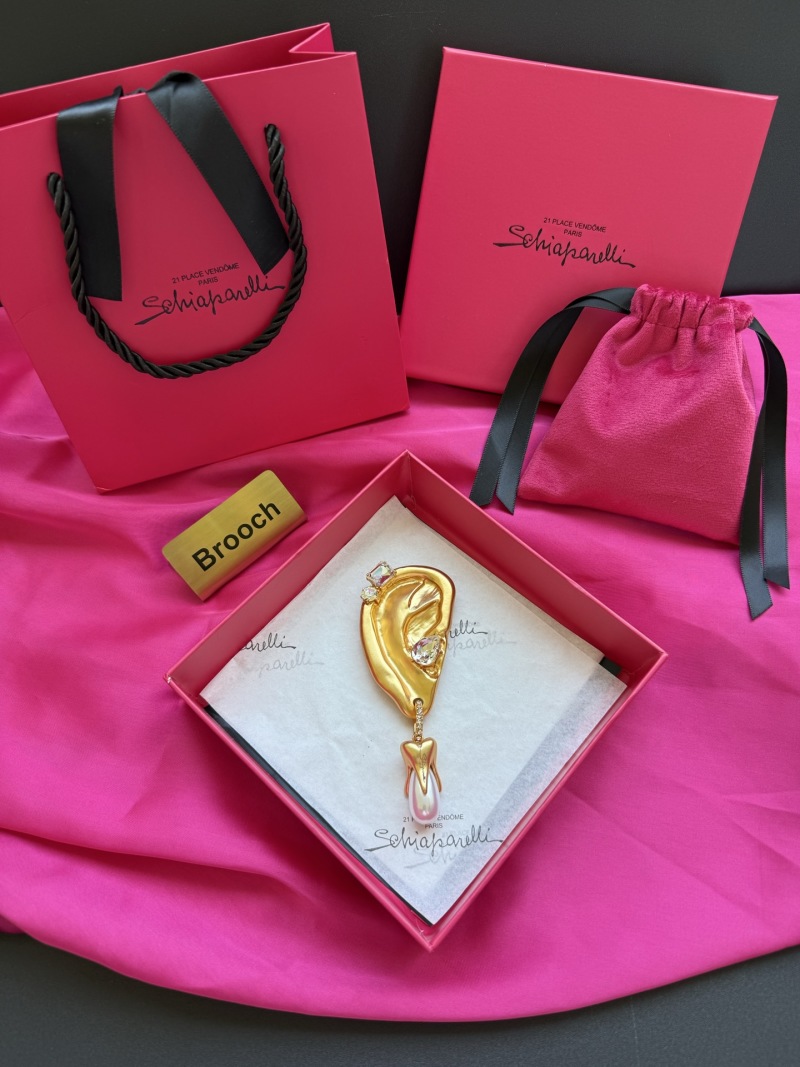 Брошь в виде уха с кристаллами Schiaparelli