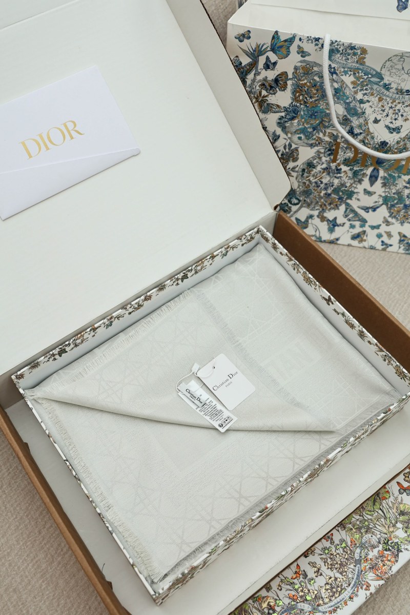 Платок 140×140 см из смеси шерсти, шелка и кашемира Dior