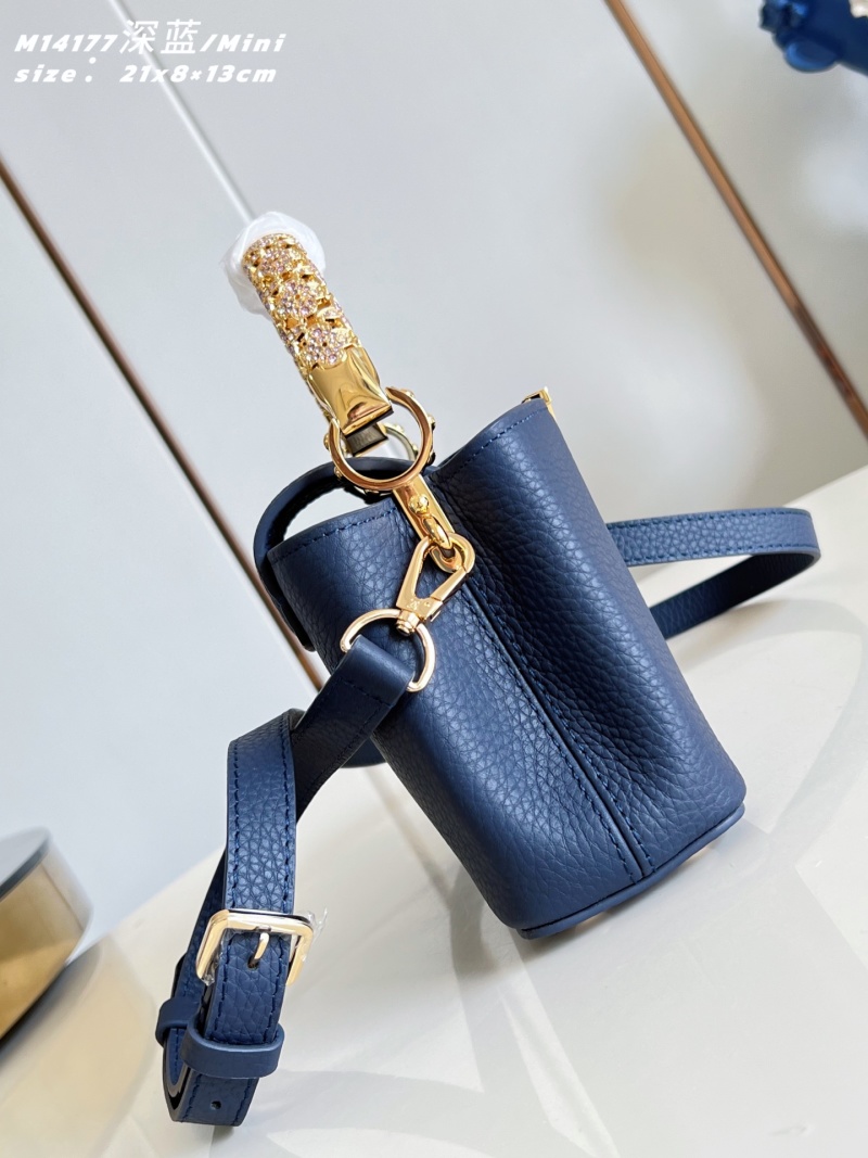 Синяя сумка Louis Vuitton Capucines