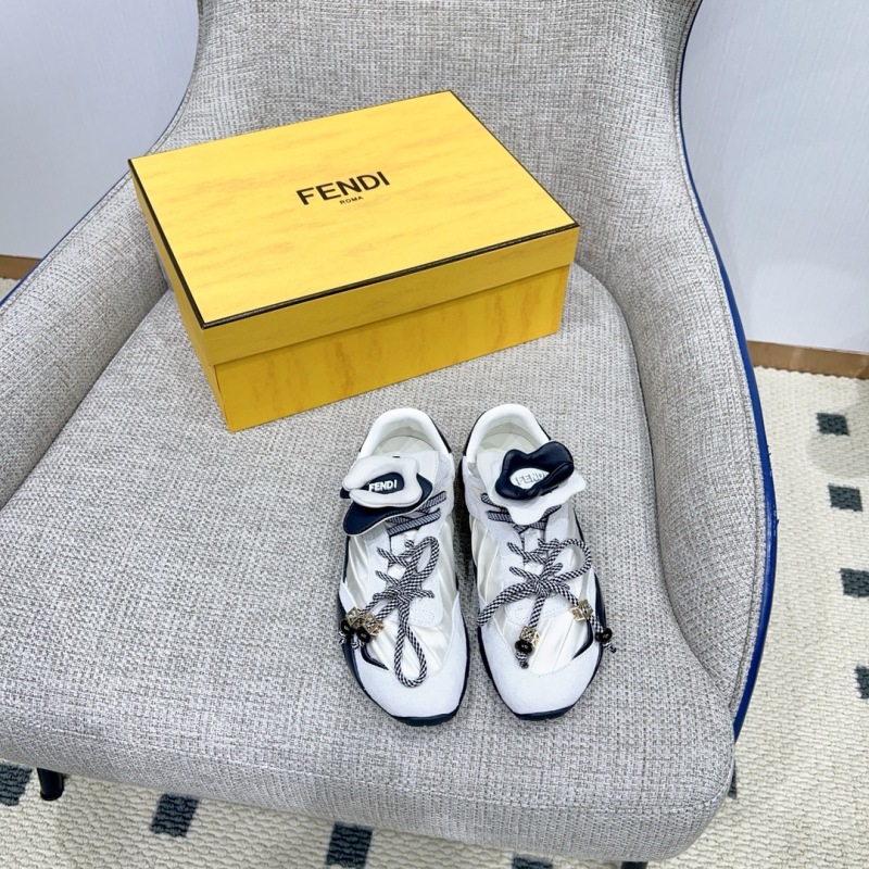 Стильные кроссовки FENDI с декоративными элементами