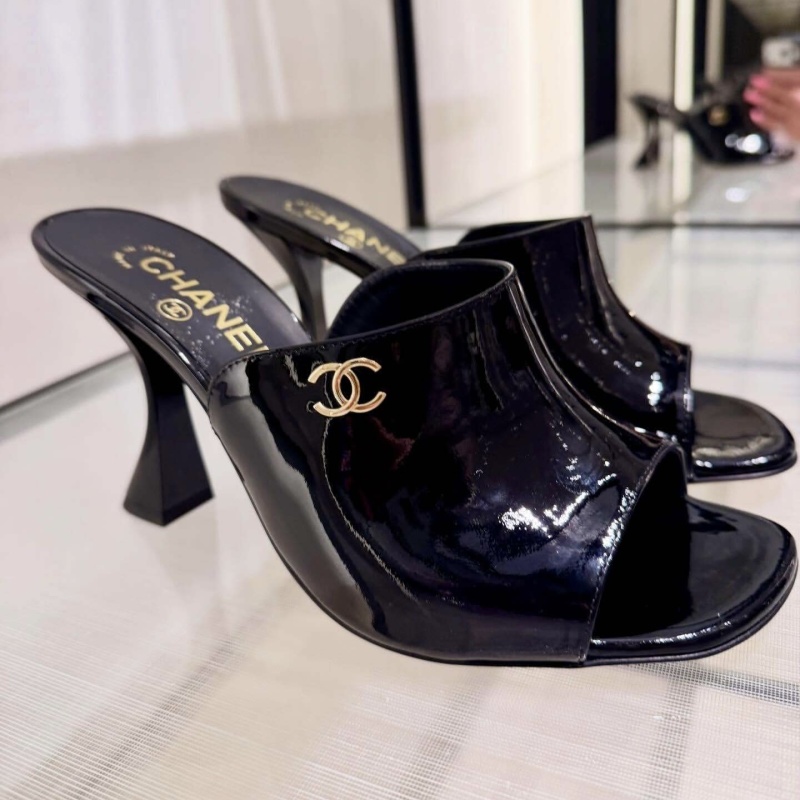 Шлепанцы Chanel черные