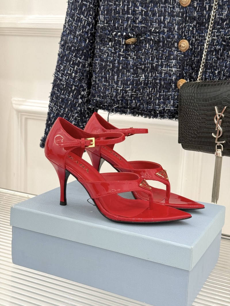 Женские красные лаковые босоножки Prada на каблуке