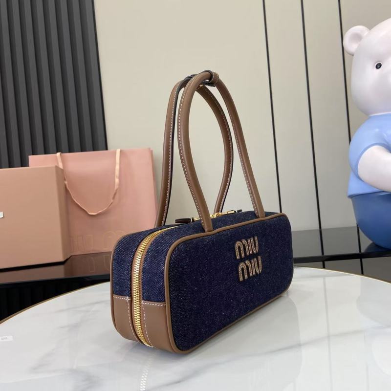 Сумка Miu Miu из денима с кожаной ручкой