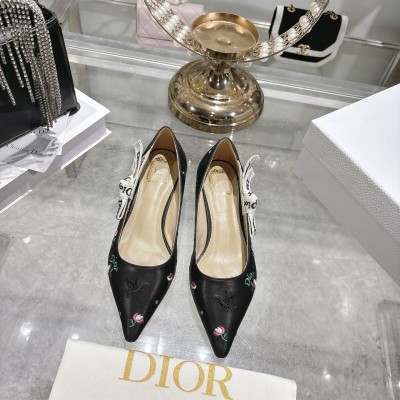 Женские туфли Dior с цветочной вышивкой