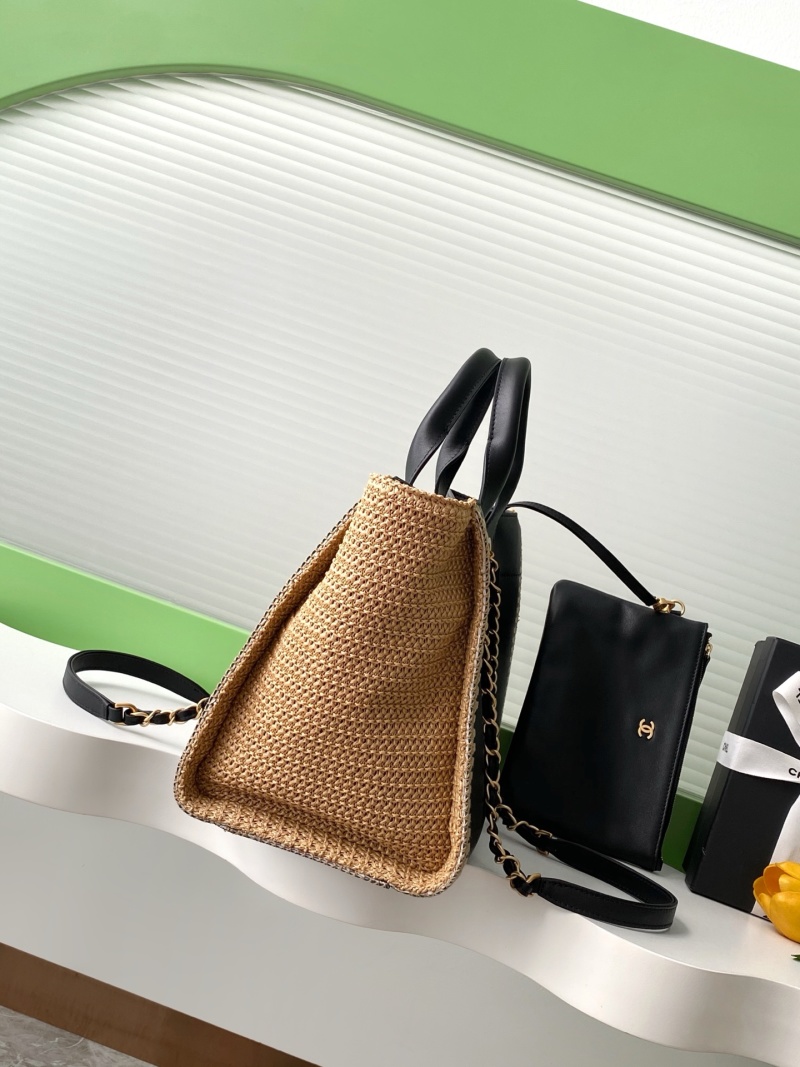 Чёрная пляжная сумка с плетением и золотистым логотипом Chanel