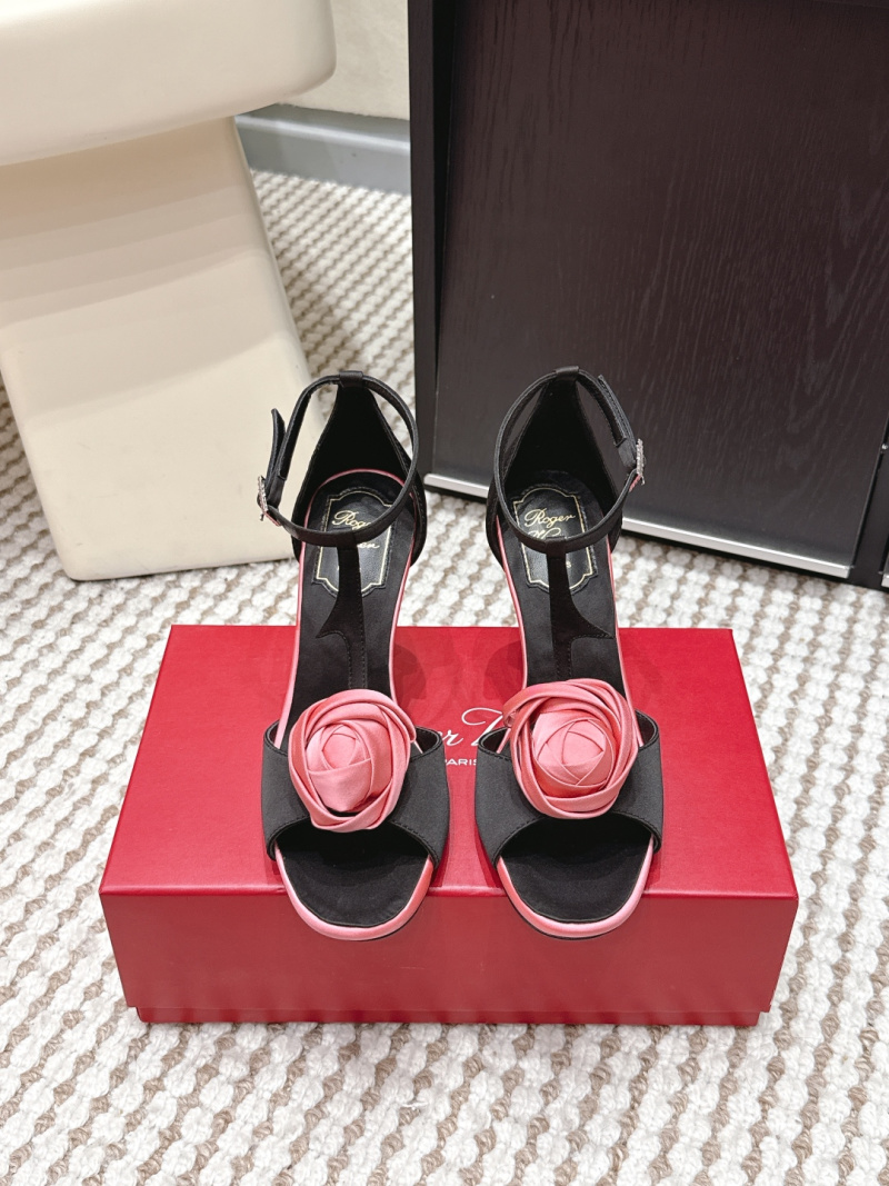 Женские черные босоножки на каблуке с розовым декором в виде розы Roger Vivier