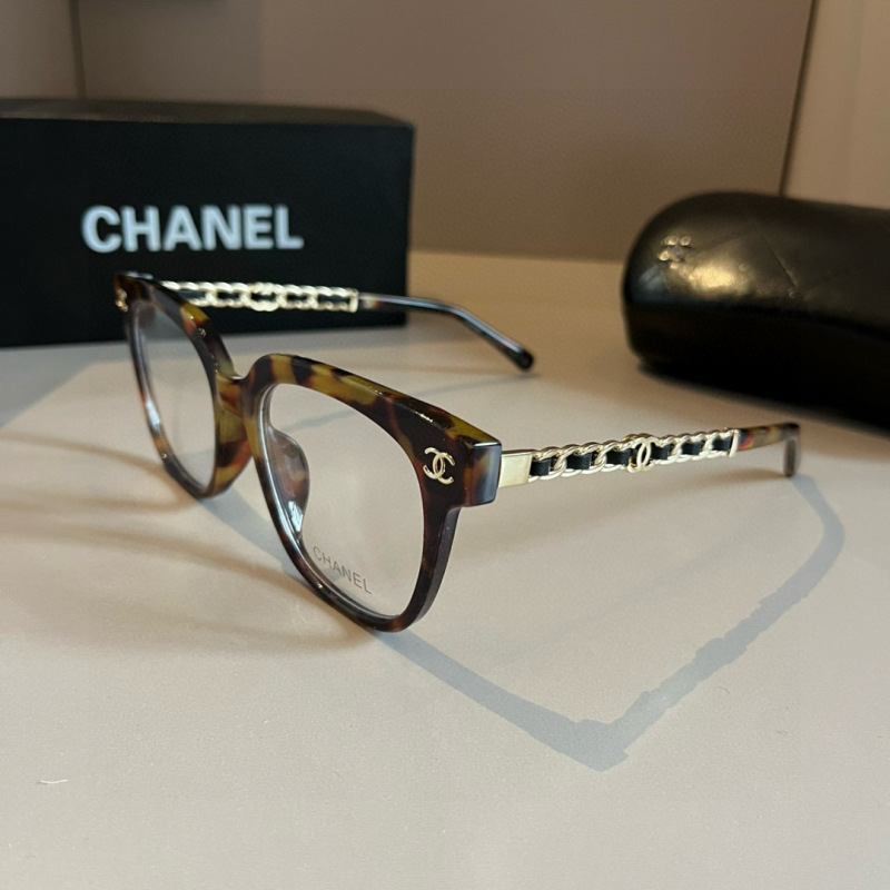Очки в темной оправе с декоративными элементами на дужках Chanel