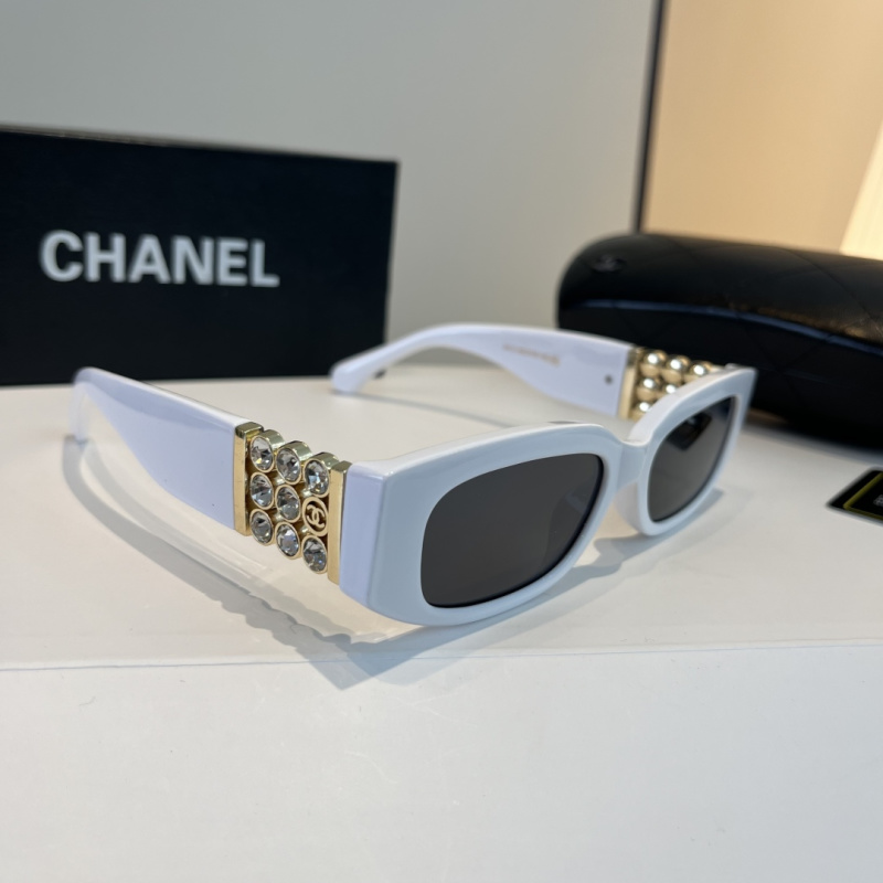Солнцезащитные очки Chanel белые
