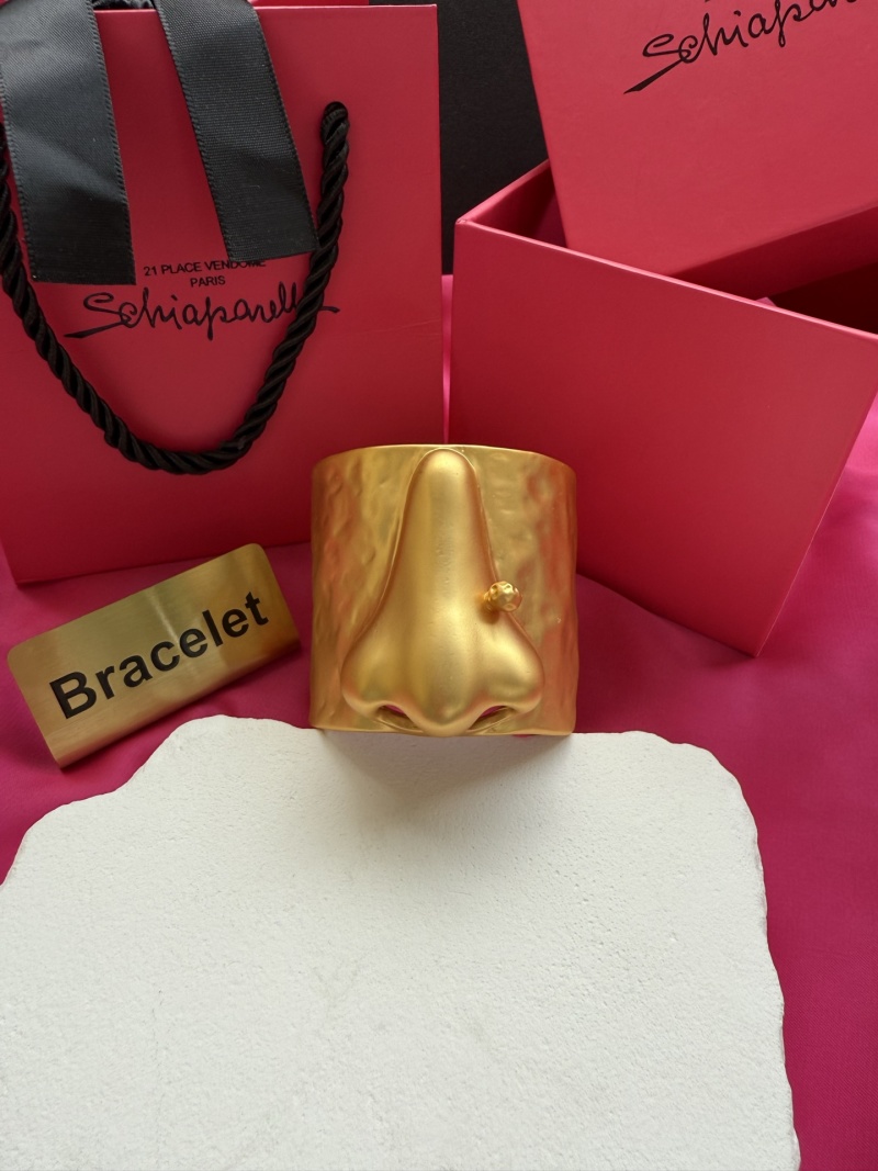 Золотистый браслет в виде носа Schiaparelli