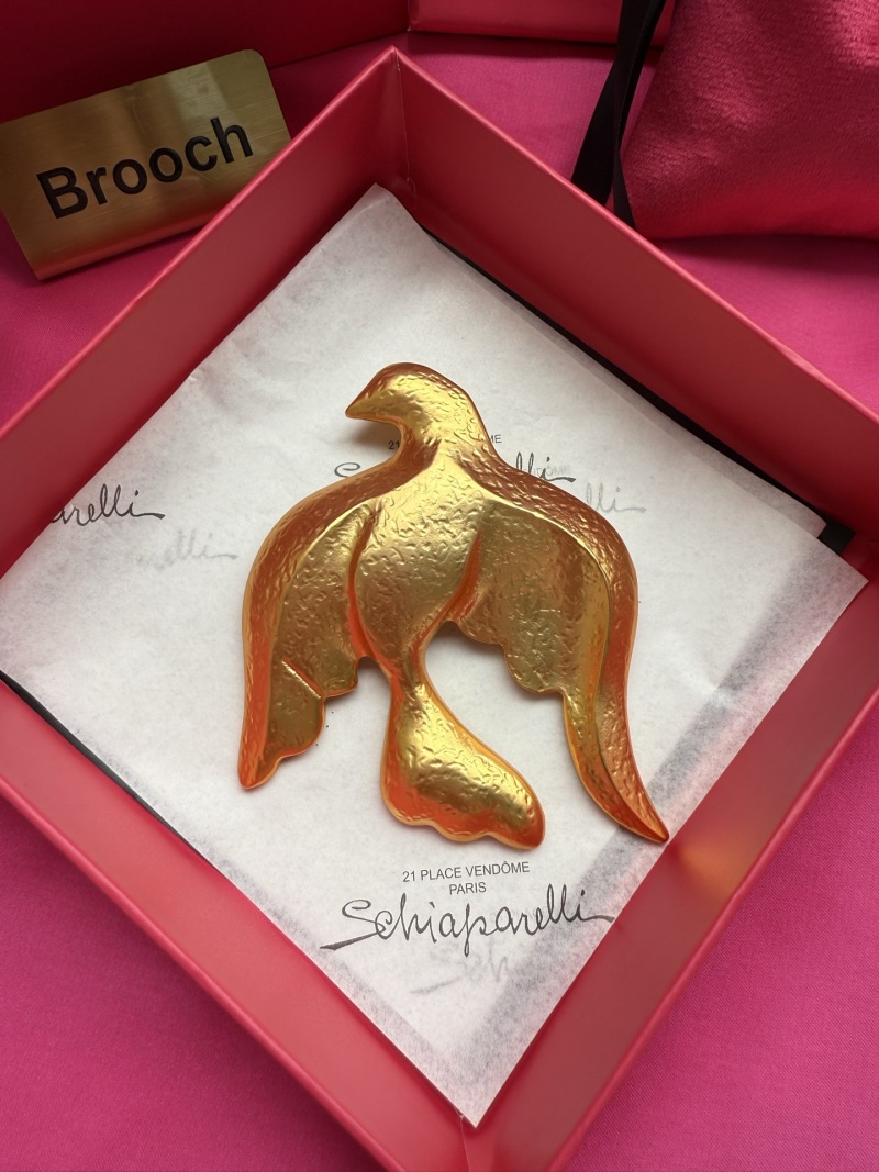 Брошь в виде птицы Schiaparelli