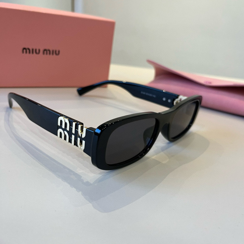 Солнцезащитные очки Miu Miu