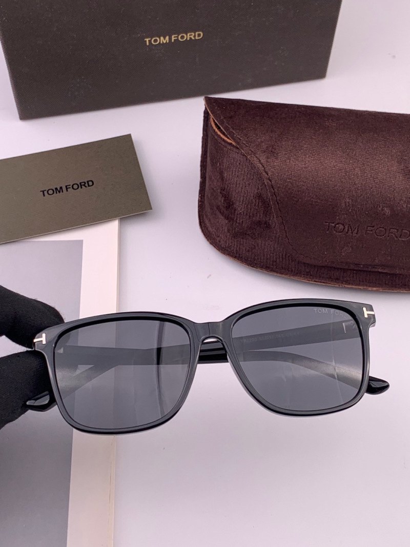 Солнцезащитные очки TOM FORD TF3220