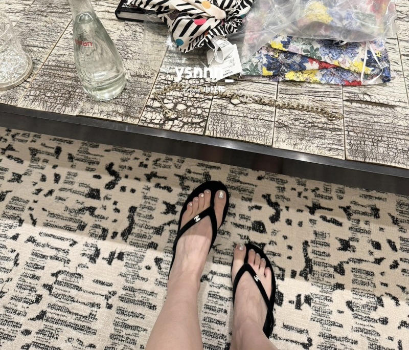 Женские черные шлепанцы с декоративной бляшкой Chanel