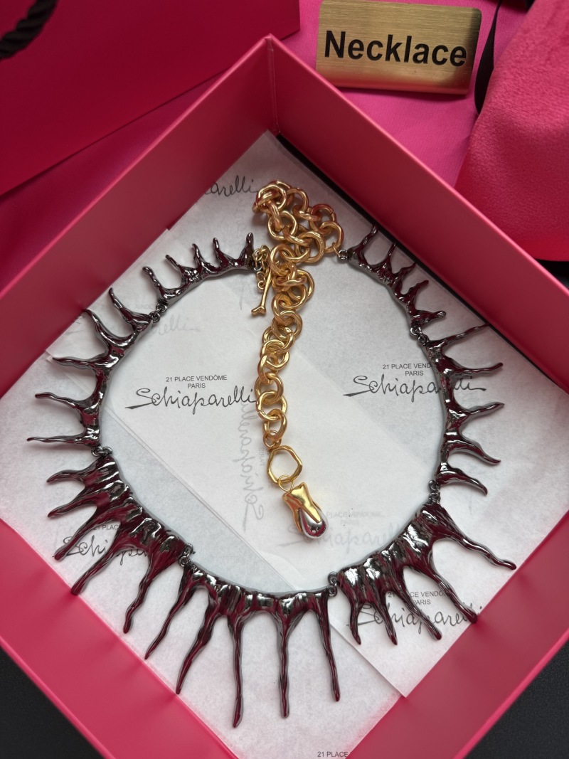 Незаурядное колье с металлическими элементами Schiaparelli