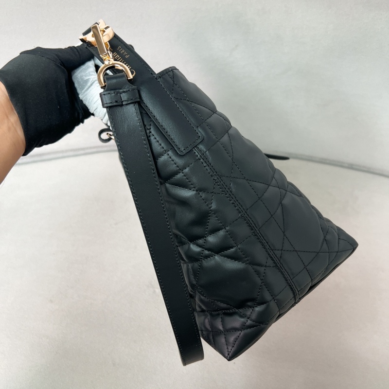 Черная сумка из кожи с логотипом и стеганым узором Dior