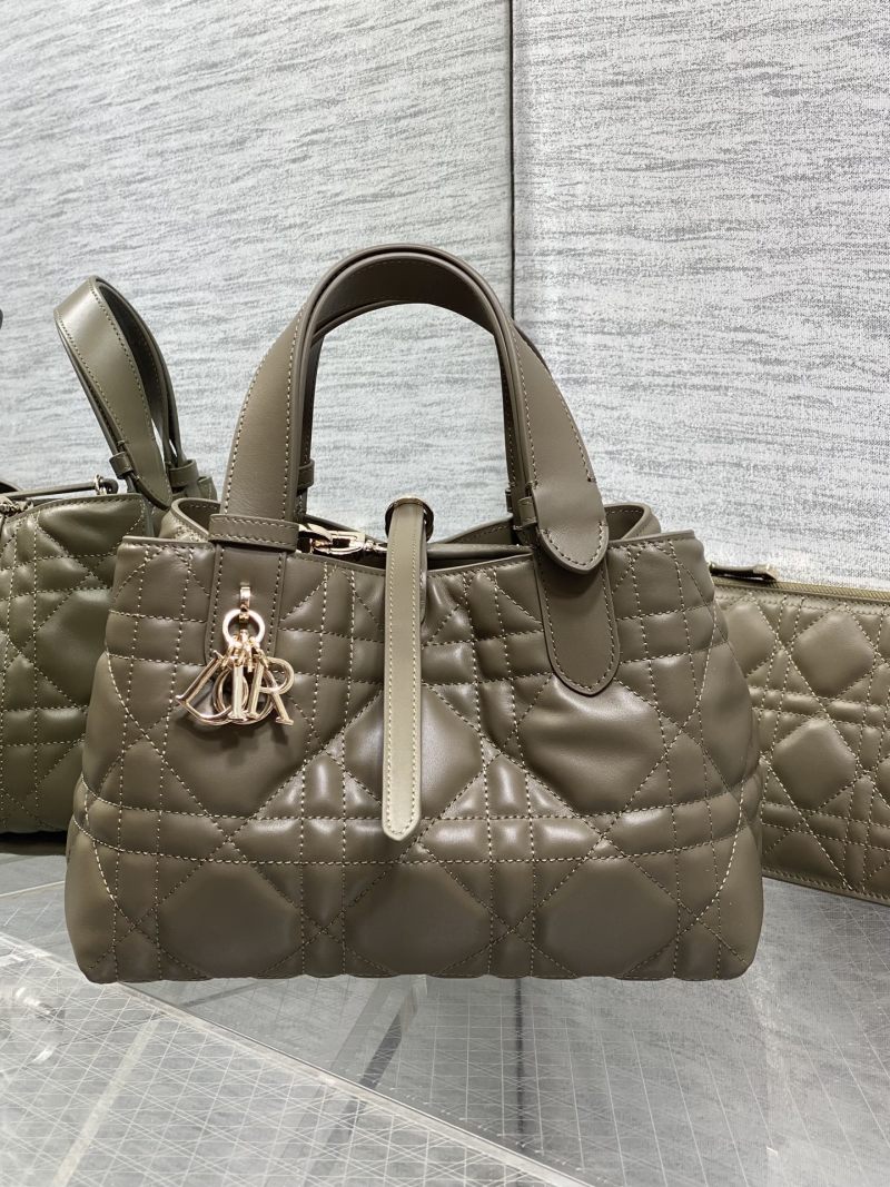 Сумка Dior с квилтингом и металлическим логотипом