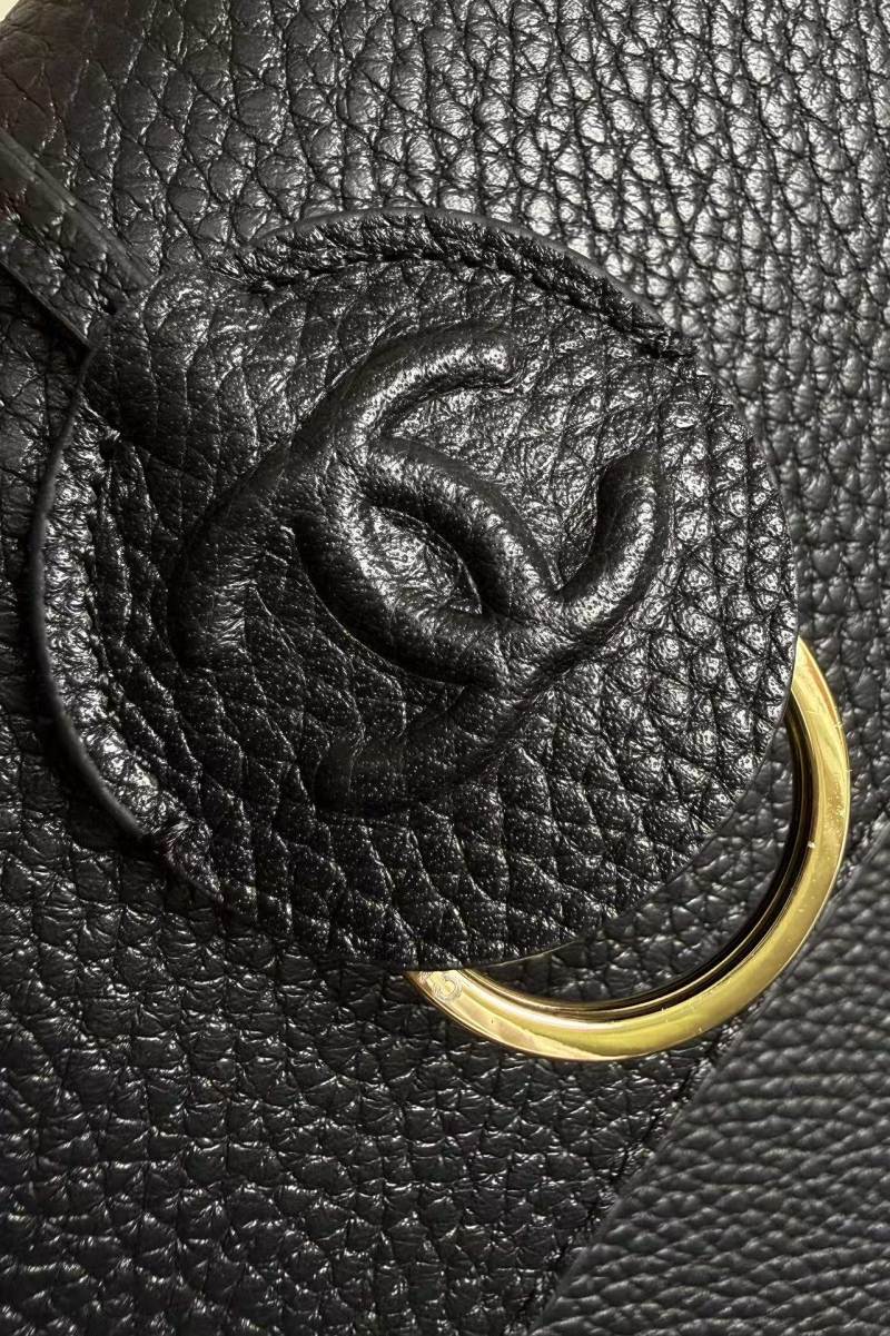 Черная кожаная сумка с верхней ручкой и золотой фурнитурой Chanel
