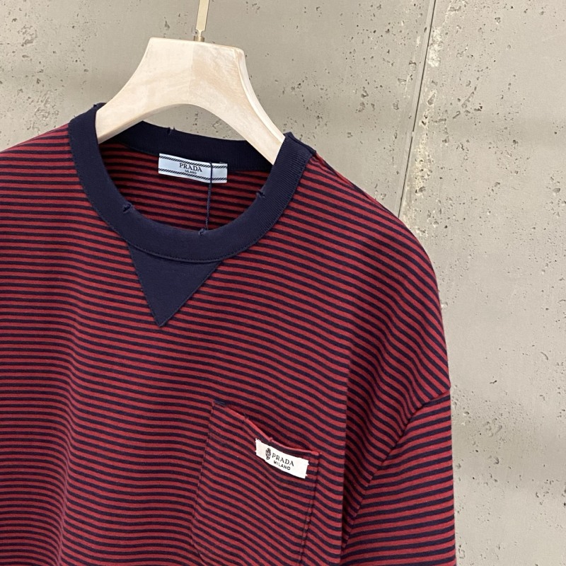 Футболка с горизонтальной полоской и накладным карманом Prada