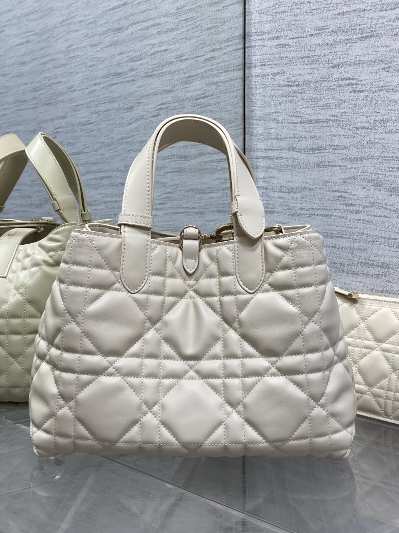 Сумка Dior Lady Dior белого цвета