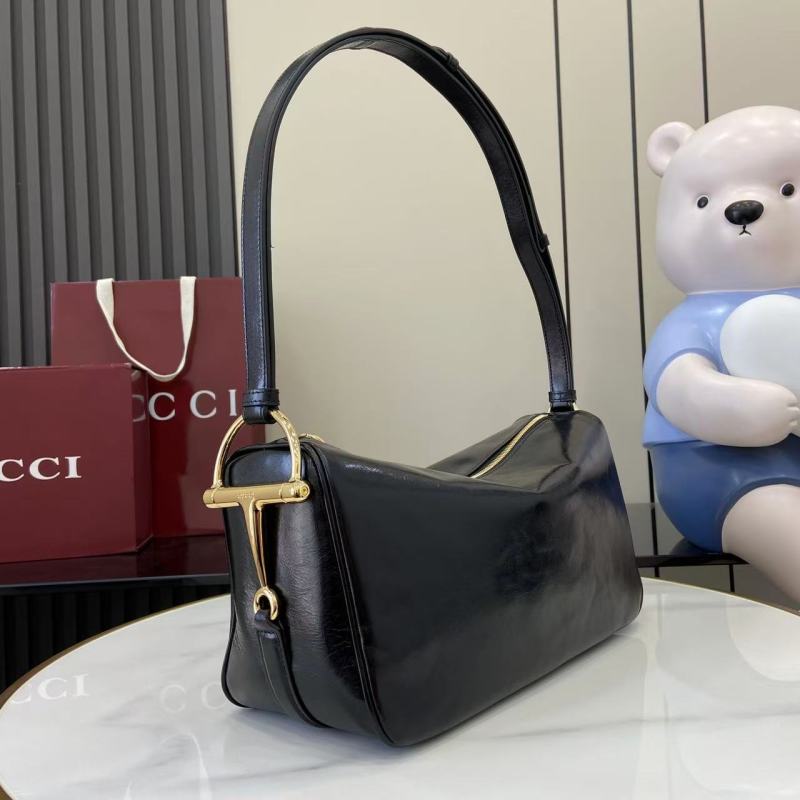 Черная кожаная сумка Gucci с длинной ручкой