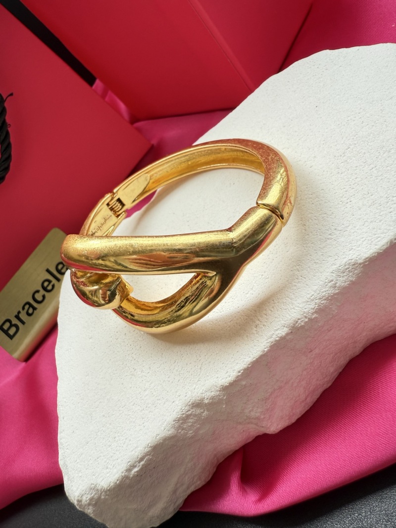 Золотистый браслет Schiaparelli
