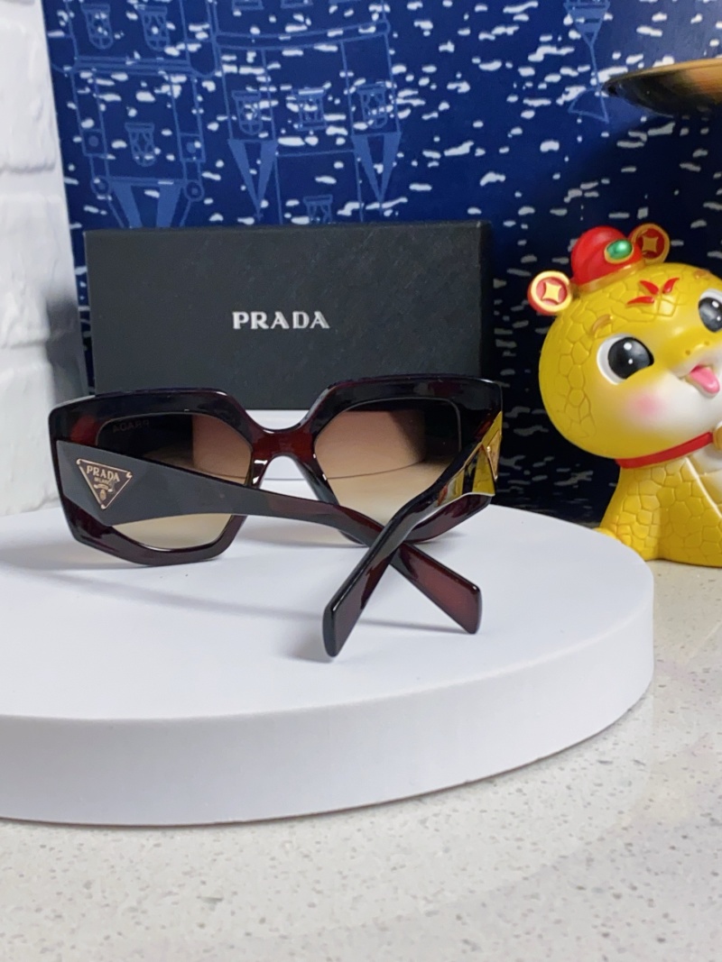 Женские солнцезащитные очки Prada с треугольным логотипом