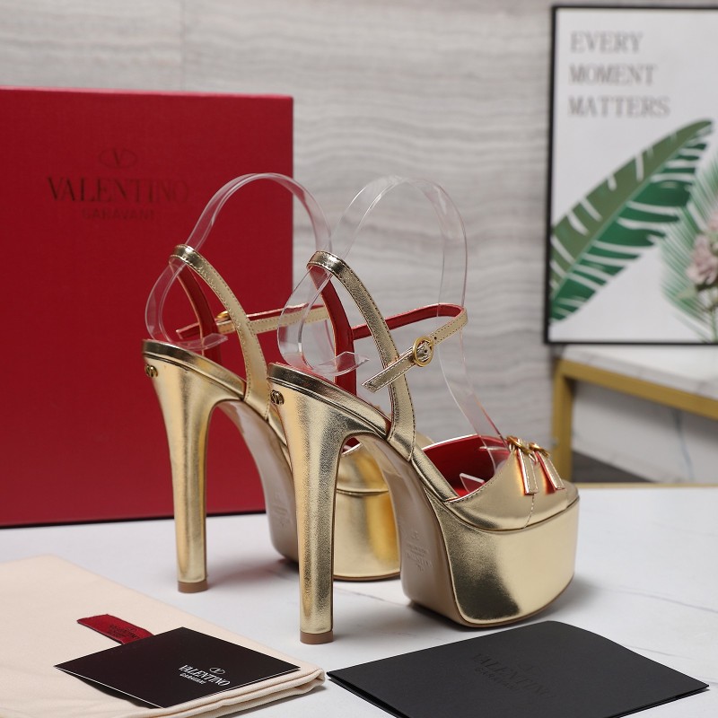 Женские лаковые босоножки на высокой платформе и каблуке Valentino Garavani