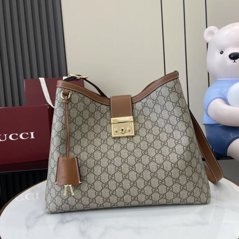 Сумка Gucci с замком и монограммой
