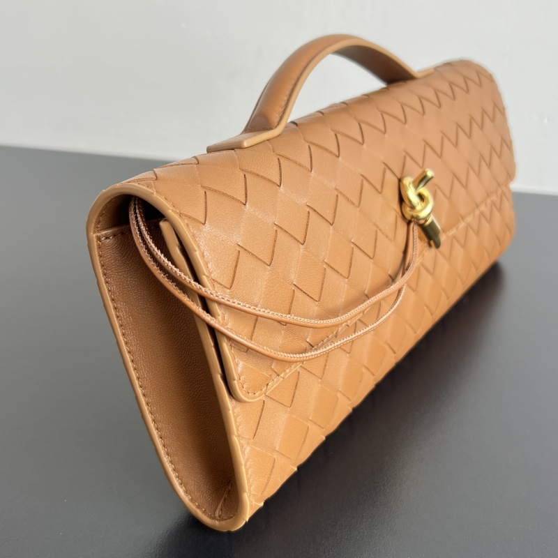 Кожаный клатч с плетеным дизайном и золотой фурнитурой Bottega Veneta