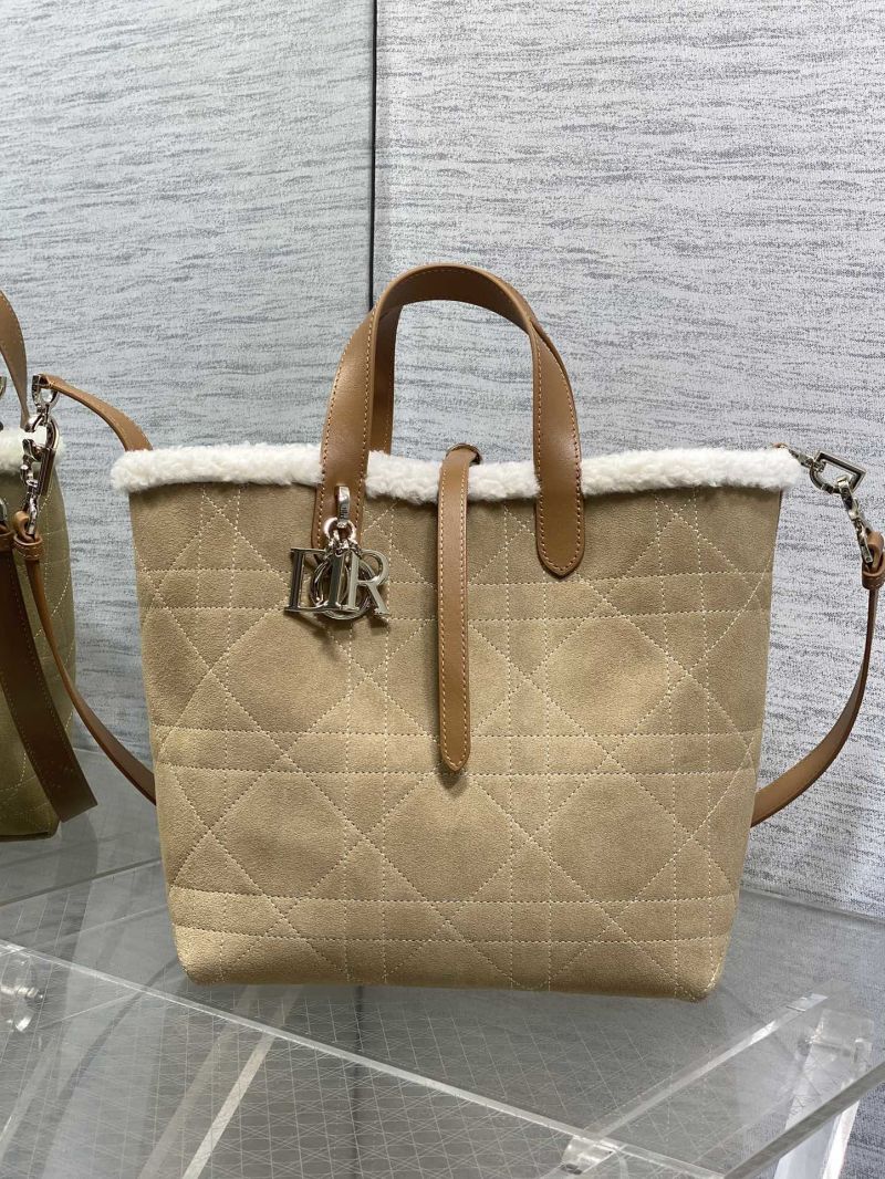 Сумка Dior с меховой отделкой