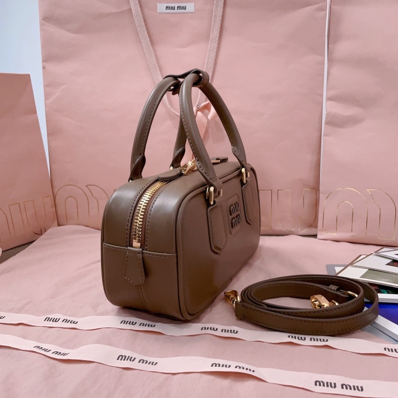 Сумка Miu Miu в форме бочонка с плечевым ремнем