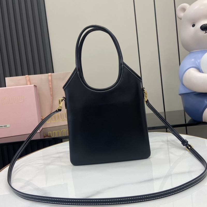 Черная сумка Miu Miu с логотипом