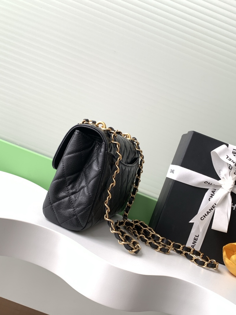 Черная сумка Chanel через плечо