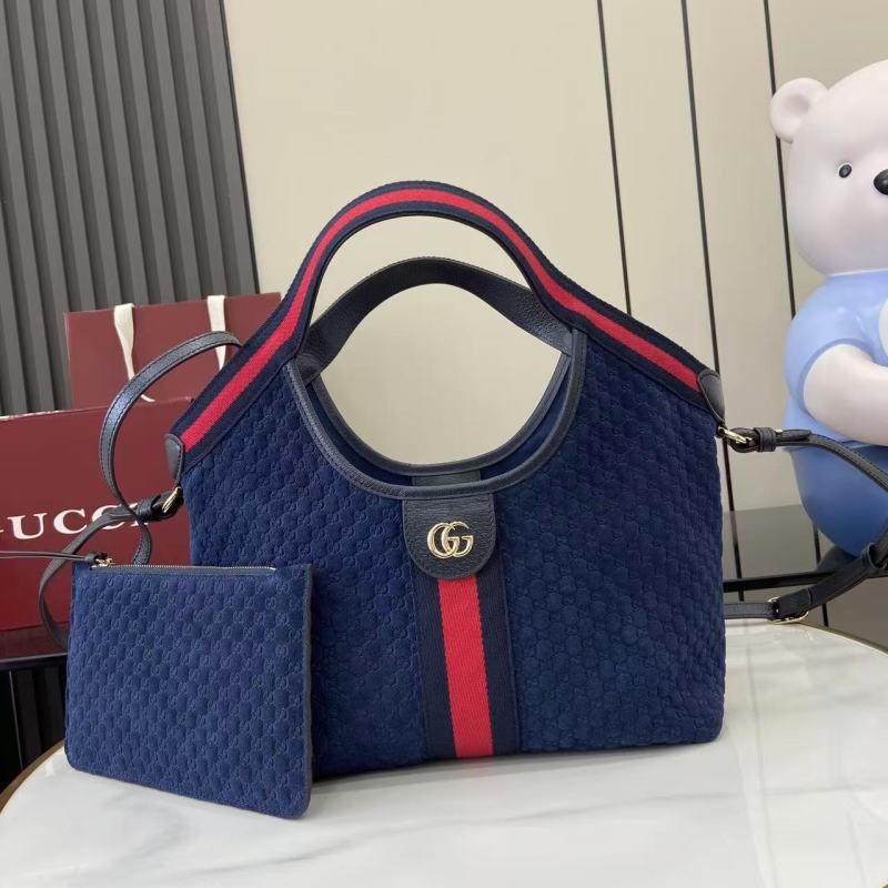 Сумка Gucci с ремешком и косметичкой