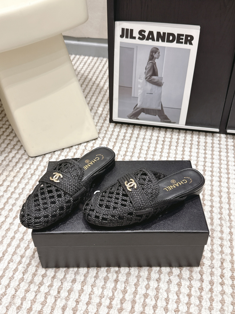 Чёрные плетёные мюли с металлическим декором Chanel