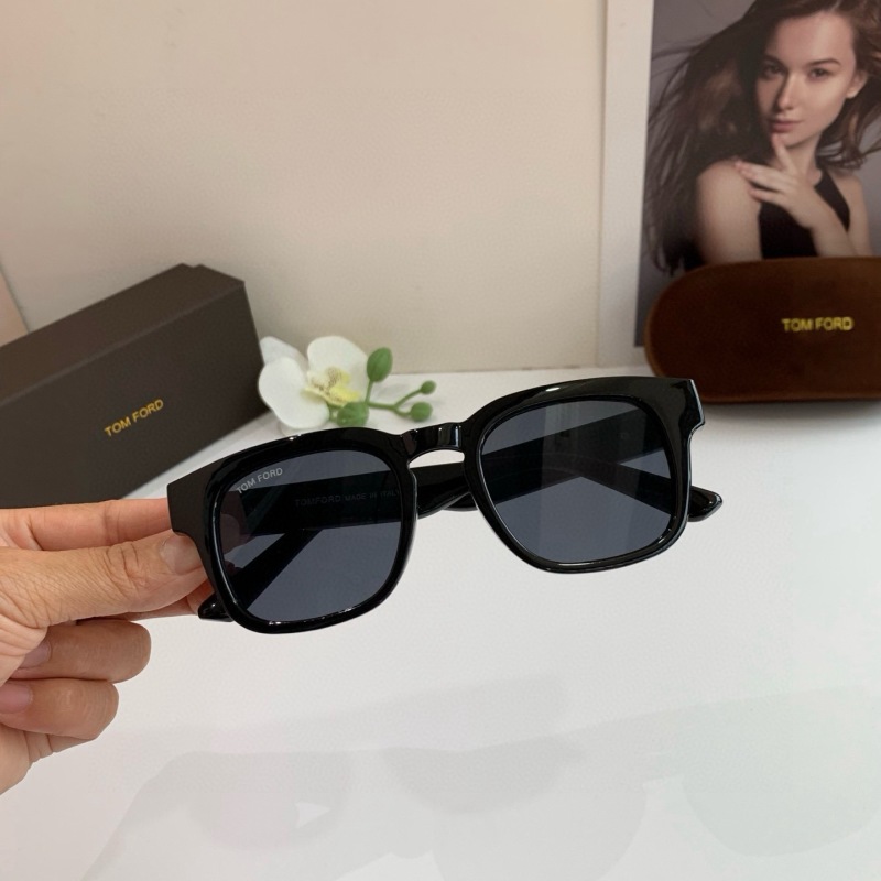 Солнцезащитные очки TOM FORD