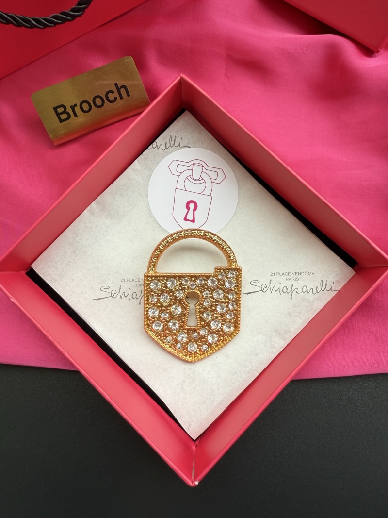 Брошь в виде замка Schiaparelli
