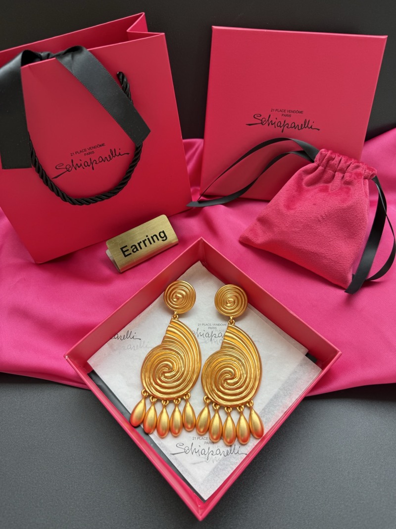Золотистые серьги с витыми узорами и подвесками Schiaparelli