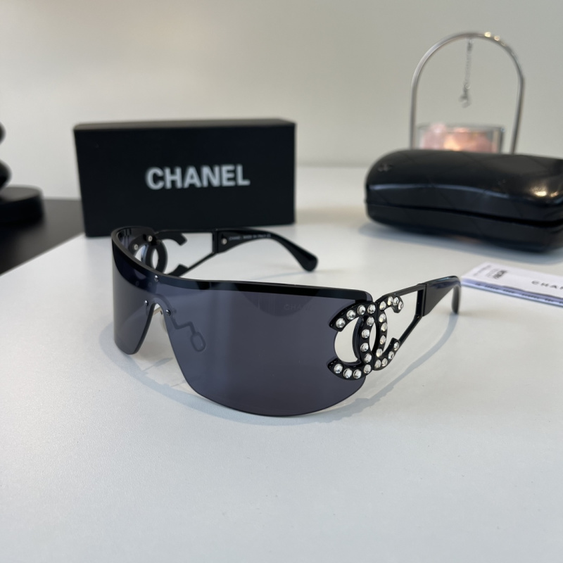 Солнцезащитные очки Chanel винтаж со стразами на дужках