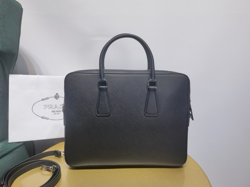 Черный кожаный портфель Prada Saffiano