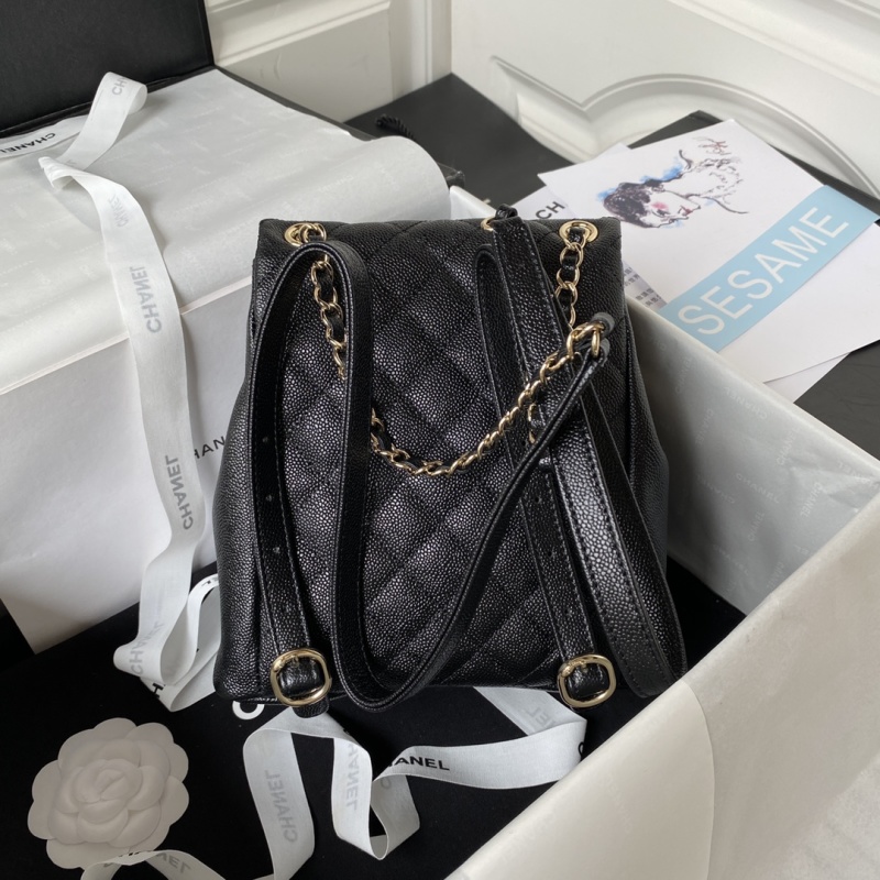 Черный рюкзак Chanel с золотой фурнитурой