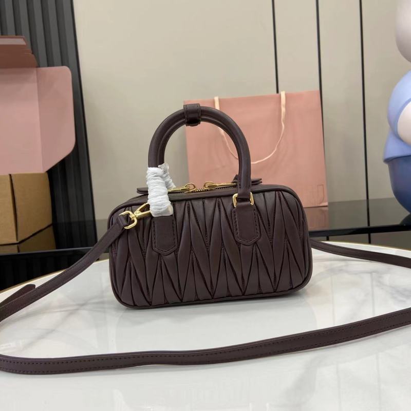 Сумка Miu Miu с ручкой и ремешком