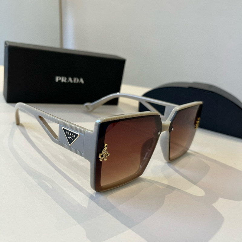 Солнцезащитные очки Prada